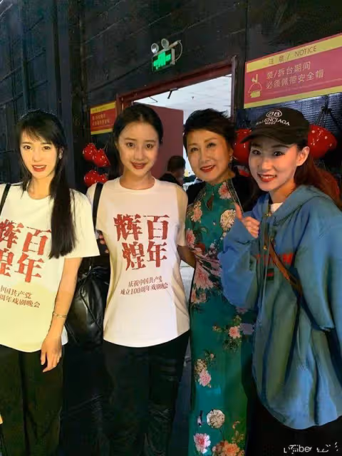 張凱麗終於不穿短褲扮嫩,穿旗袍反倒優雅,皺紋橫生卻越看越舒服