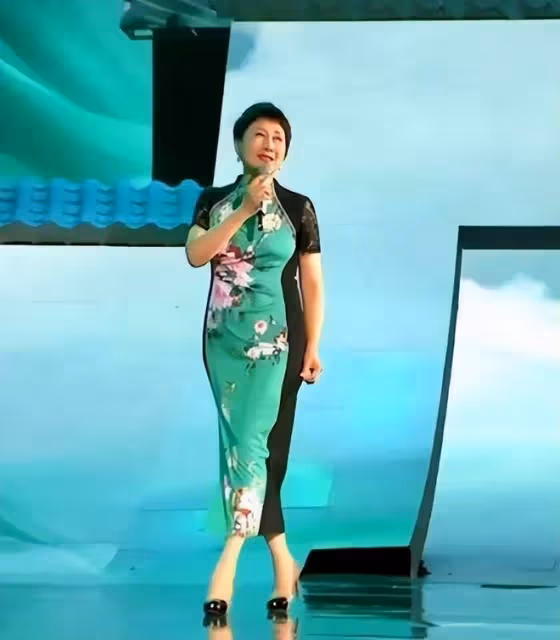 張凱麗終於不穿短褲扮嫩,穿旗袍反倒優雅,皺紋橫生卻越看越舒服