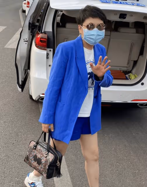 張凱麗終於不穿短褲扮嫩,穿旗袍反倒優雅,皺紋橫生卻越看越舒服
