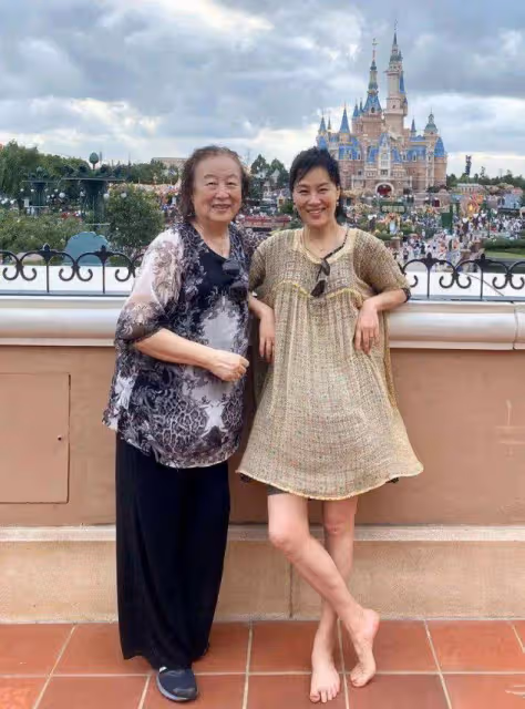 鄔君梅攜母迪士尼遊玩,都是素顏大大方方出鏡,純天然衰老真優雅