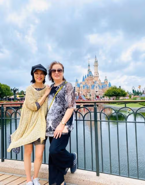 鄔君梅攜母迪士尼遊玩,都是素顏大大方方出鏡,純天然衰老真優雅