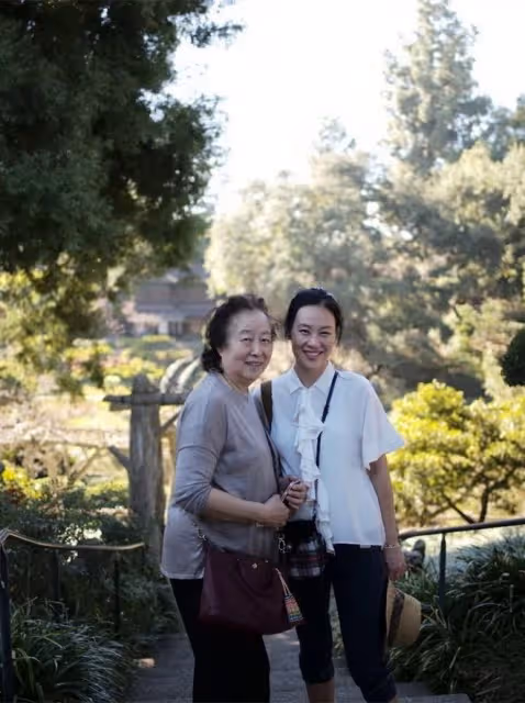 鄔君梅攜母迪士尼遊玩,都是素顏大大方方出鏡,純天然衰老真優雅