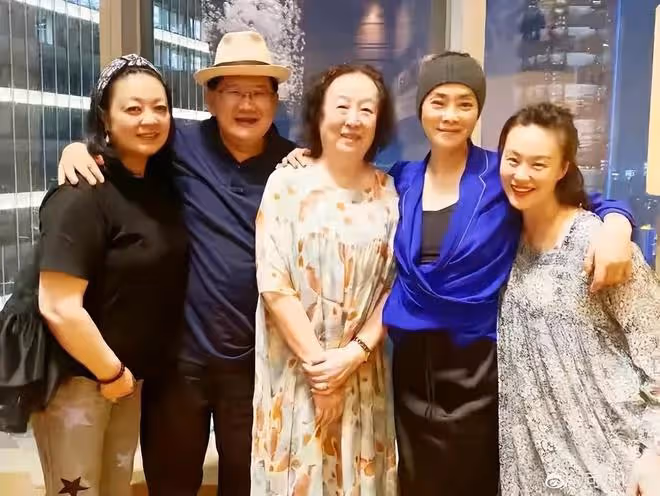 鄔君梅攜母迪士尼遊玩,都是素顏大大方方出鏡,純天然衰老真優雅
