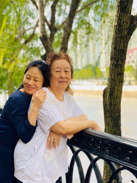 鄔君梅攜母迪士尼遊玩,都是素顏大大方方出鏡,純天然衰老真優雅