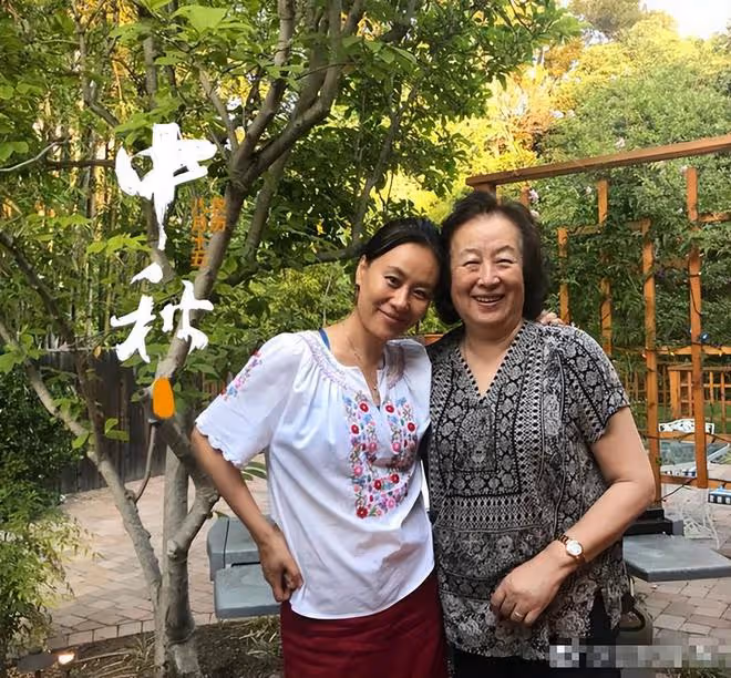 鄔君梅攜母迪士尼遊玩,都是素顏大大方方出鏡,純天然衰老真優雅
