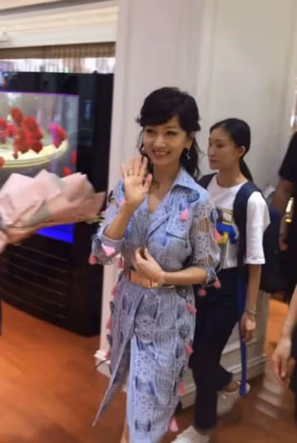 趙雅芝自然老不扮嫩,真實展現容貌和狀態,是老了點還仍老得漂亮