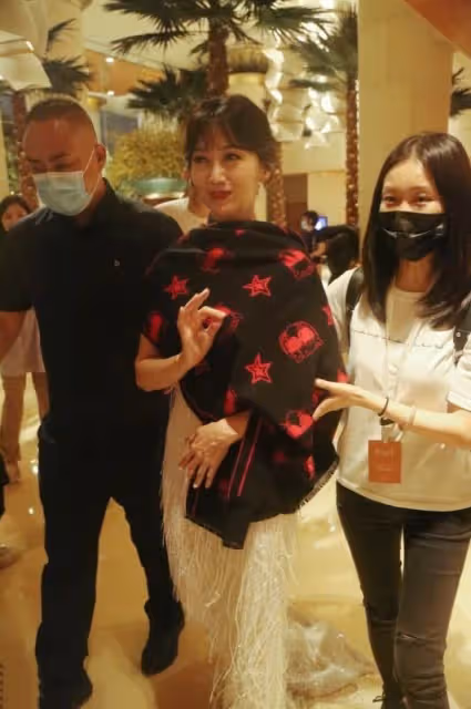 趙雅芝自然老不扮嫩,真實展現容貌和狀態,是老了點還仍老得漂亮