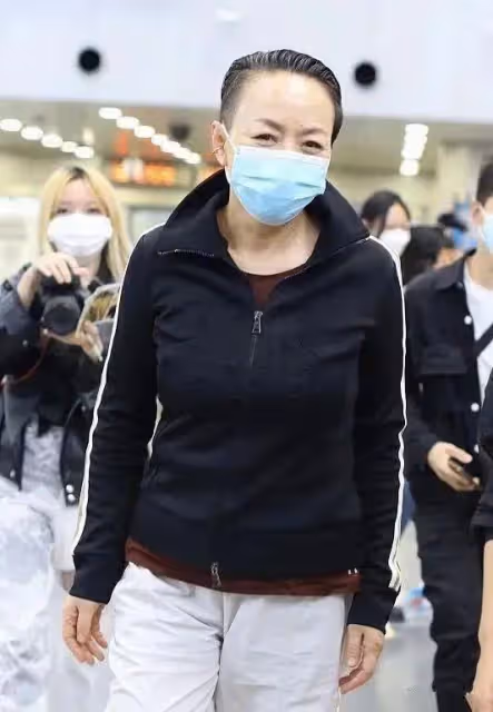 宋丹丹素顏大大方方走機場,梳油頭髮際線高,跟普通奶奶無異!