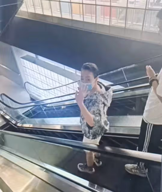 宋丹丹素顏大大方方走機場,梳油頭髮際線高,跟普通奶奶無異!