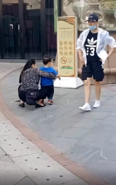 宋丹丹素顏大大方方走機場,梳油頭髮際線高,跟普通奶奶無異!