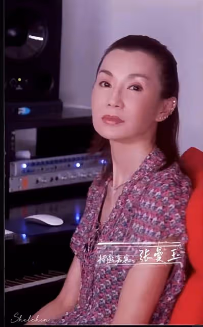 張曼玉線上露面!身材幹巴巴的穿老年裝,好在不裝自然老也挺好的