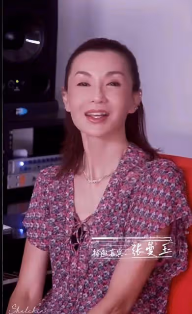 張曼玉線上露面!身材幹巴巴的穿老年裝,好在不裝自然老也挺好的