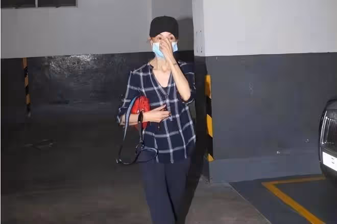 張曼玉線上露面!身材幹巴巴的穿老年裝,好在不裝自然老也挺好的