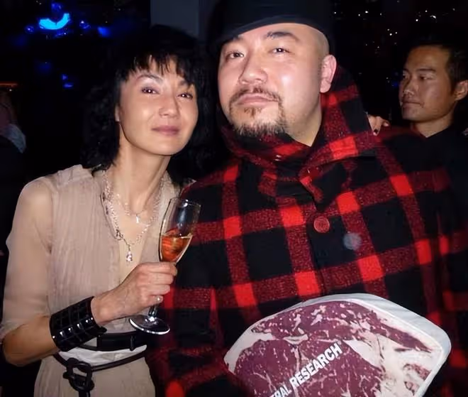張曼玉線上露面!身材幹巴巴的穿老年裝,好在不裝自然老也挺好的