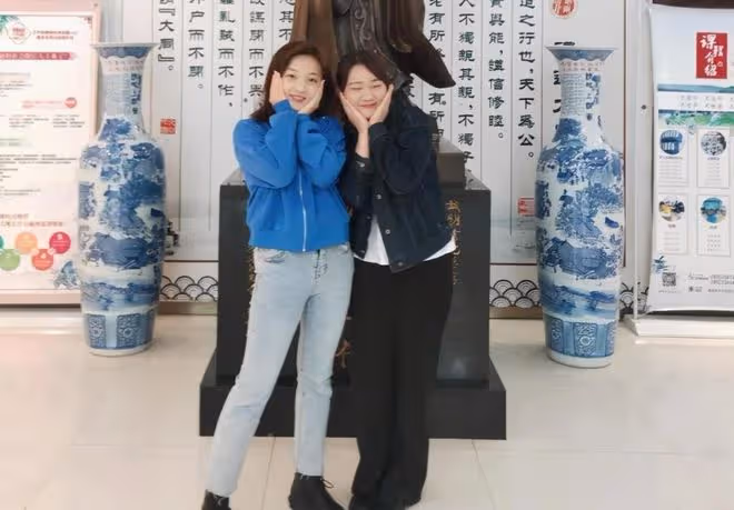 林妙可看畫展曬照,還那樣顯老顯胖,一味的扮嫩卻怎麼也沒少女感