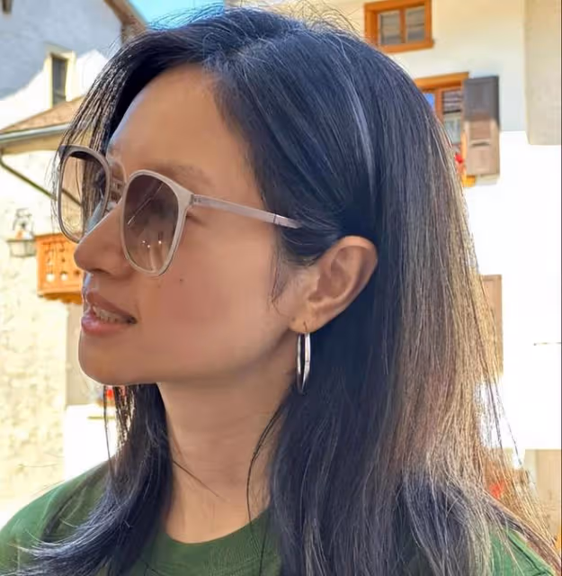 朱亞文妻子素顏出鏡,眉毛淡的都沒型,白髮分明就是很純天然的美