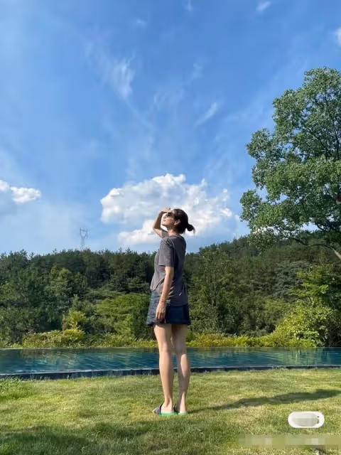 朱亞文妻子素顏出鏡,眉毛淡的都沒型,白髮分明就是很純天然的美