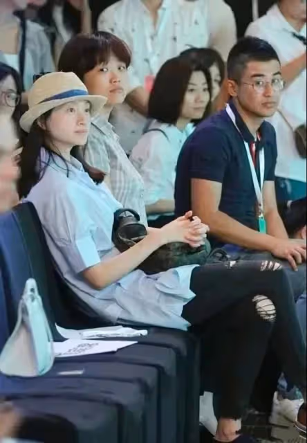 朱亞文妻子素顏出鏡,眉毛淡的都沒型,白髮分明就是很純天然的美