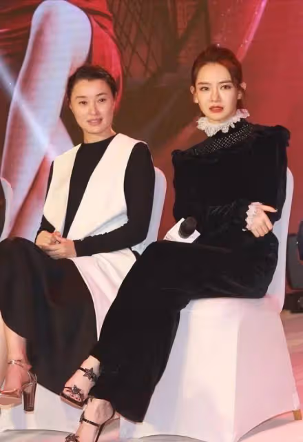 戚薇比吳越年輕漂亮得多,但兩人同框對比強烈,她素顏卻讓人舒服