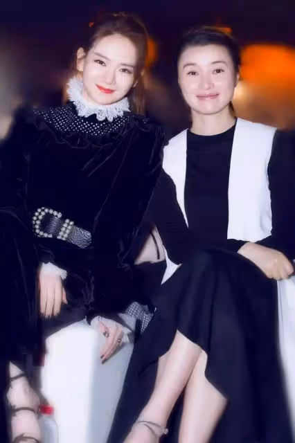 戚薇比吳越年輕漂亮得多,但兩人同框對比強烈,她素顏卻讓人舒服
