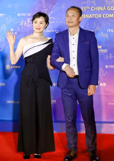 戚薇比吳越年輕漂亮得多,但兩人同框對比強烈,她素顏卻讓人舒服