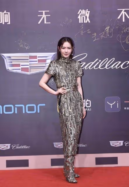 戚薇比吳越年輕漂亮得多，但兩人同框對比強烈，她素顏卻讓人舒服