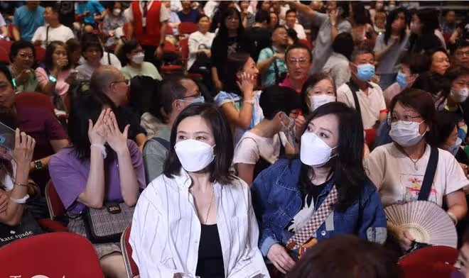 關之琳居然素顏現身演唱會,皮膚蠟黃但真實自然,讓人越看越舒服