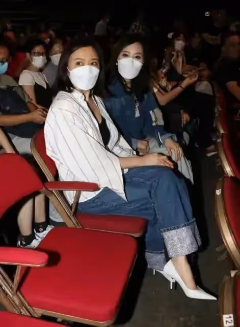 關之琳居然素顏現身演唱會,皮膚蠟黃但真實自然,讓人越看越舒服