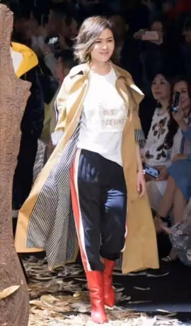 關之琳居然素顏現身演唱會,皮膚蠟黃但真實自然,讓人越看越舒服