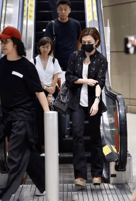 關之琳居然素顏現身演唱會,皮膚蠟黃但真實自然,讓人越看越舒服