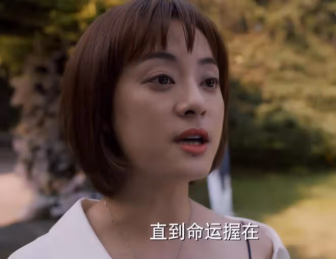 深圳這一夜，被「長發」的孫儷驚艷，兇相變福相，甩打針臉幾條街
