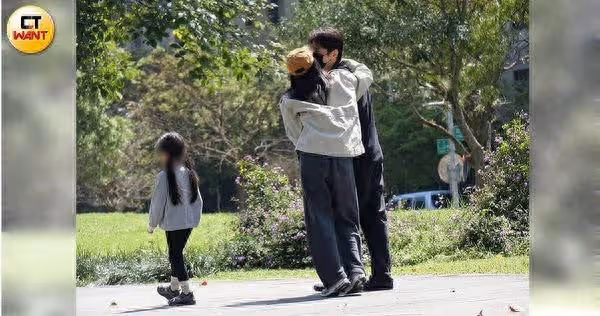 趙又廷結婚10年超甜蜜！　高圓圓大方勾上「隔著口罩親親」