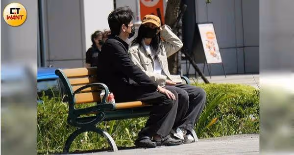 趙又廷結婚10年超甜蜜！　高圓圓大方勾上「隔著口罩親親」