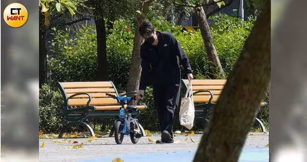 趙又廷結婚10年超甜蜜！　高圓圓大方勾上「隔著口罩親親」