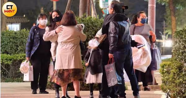 趙又廷結婚10年超甜蜜！　高圓圓大方勾上「隔著口罩親親」