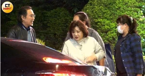 趙又廷結婚10年超甜蜜！　高圓圓大方勾上「隔著口罩親親」