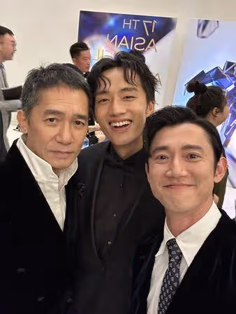 同框偶像梁朝偉！吳慷仁夢想成真　嗨喊「一直喜歡的人坐我隔壁」