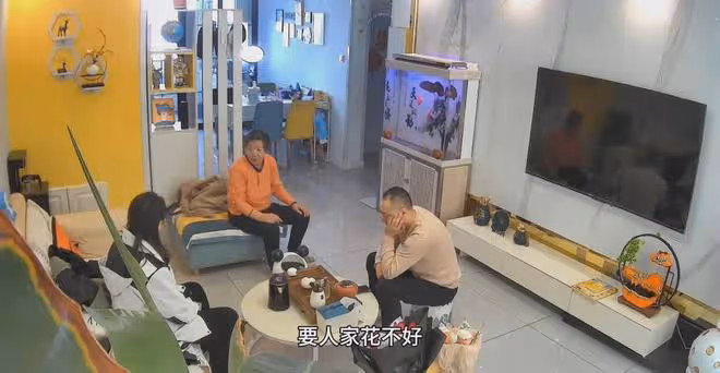 女子因收到別人送的花,被婆婆指責「不正經」,丈夫態度令人安心