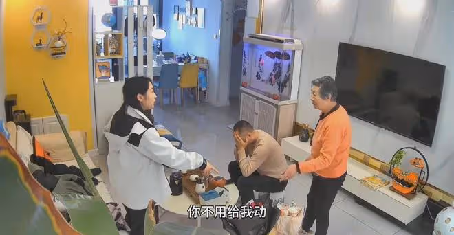 女子因收到別人送的花,被婆婆指責「不正經」,丈夫態度令人安心