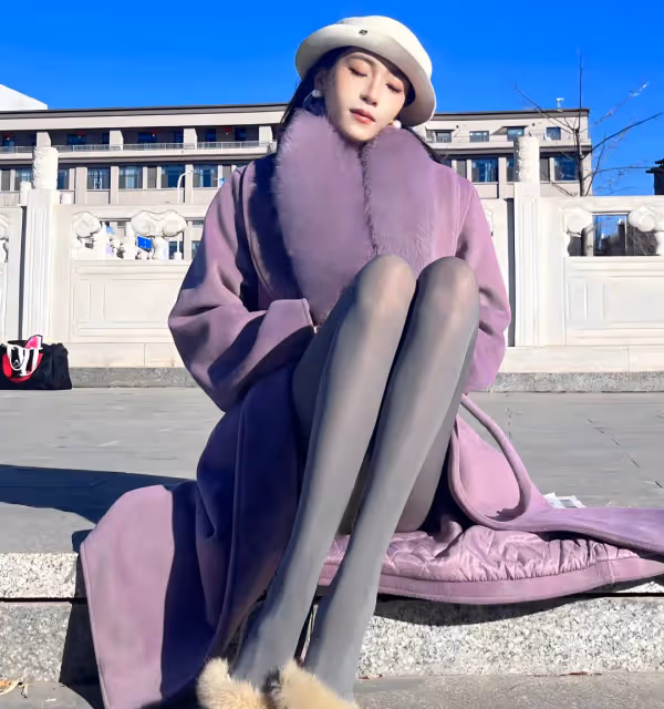 紫色大衣的誘惑與性感身材的灰絲連褲襪的秘密