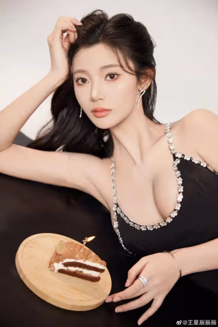 《狂蟒之災》美女王星辰離異懷孕!她魔鬼身材性感火辣
