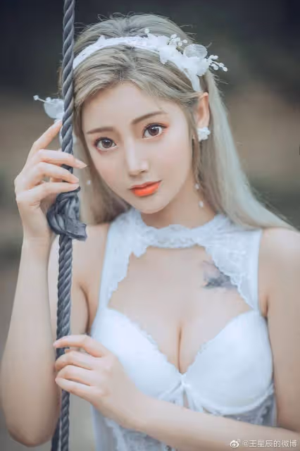 《狂蟒之災》美女王星辰離異懷孕!她魔鬼身材性感火辣