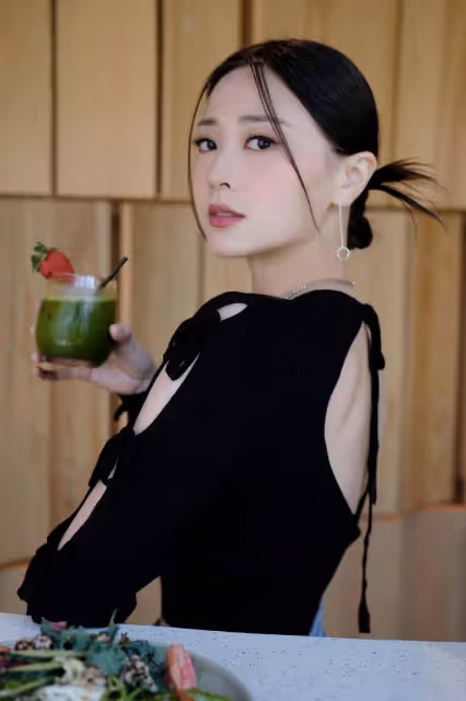 TVB花旦朱晨麗否認新戀情！攜新劇亮相公開活動，自曝角色打戲多