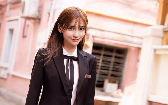 楊穎霸氣回歸成雜誌封面女主,與黃曉明、黃曉明女友同上熱搜