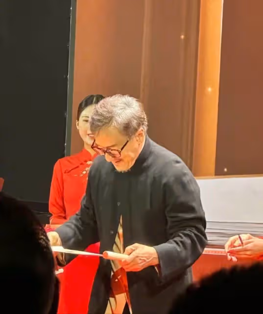70歲成龍出席活動老太多,頭髮鬍子全白了,幾天前好友剛去世!