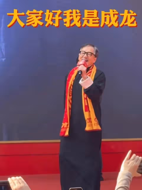 70歲成龍出席活動老太多,頭髮鬍子全白了,幾天前好友剛去世!