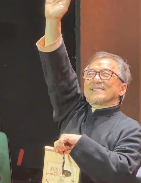70歲成龍出席活動老太多,頭髮鬍子全白了,幾天前好友剛去世!