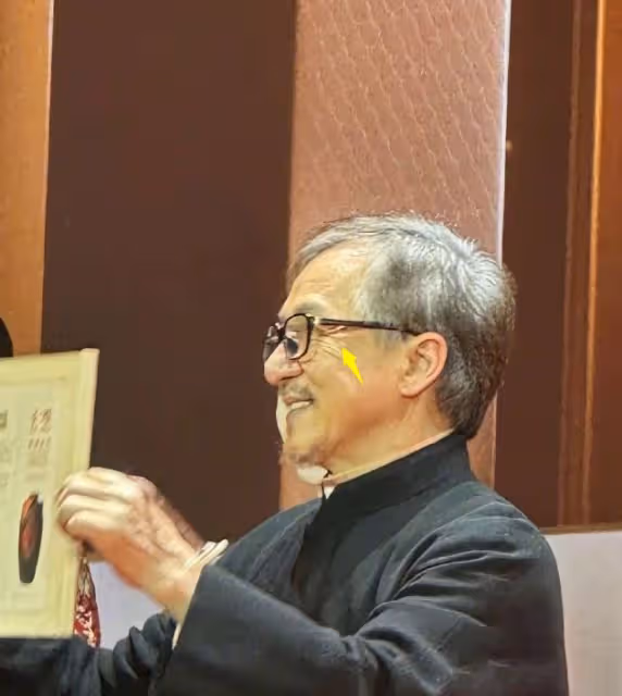70歲成龍出席活動老太多,頭髮鬍子全白了,幾天前好友剛去世!