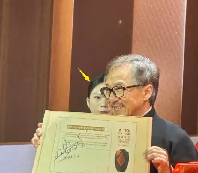 70歲成龍出席活動老太多,頭髮鬍子全白了,幾天前好友剛去世!