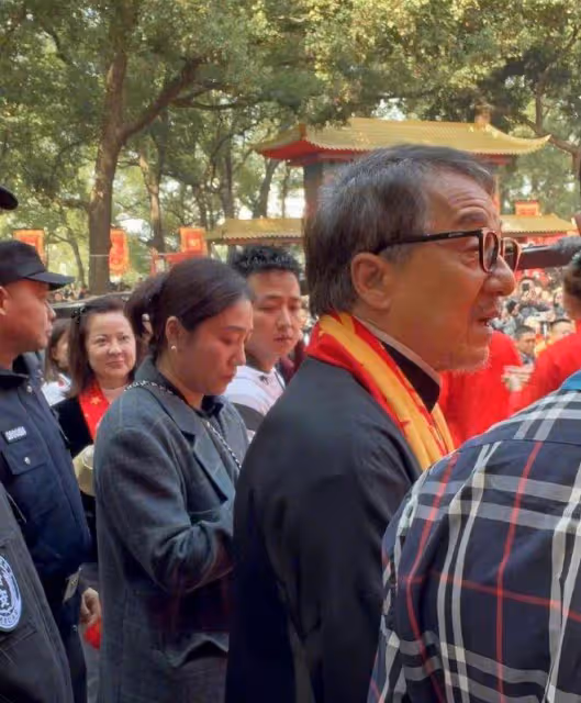 70歲成龍出席活動老太多,頭髮鬍子全白了,幾天前好友剛去世!